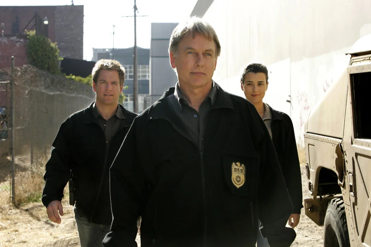 "Sandblast" -- Gibbs (Mark Harmon, center) and the team (Michael Weatherly, left, and Cote de Pablo, right) investigate a suspected terrorist attack at a military country club that kills a Marine Colonel.
