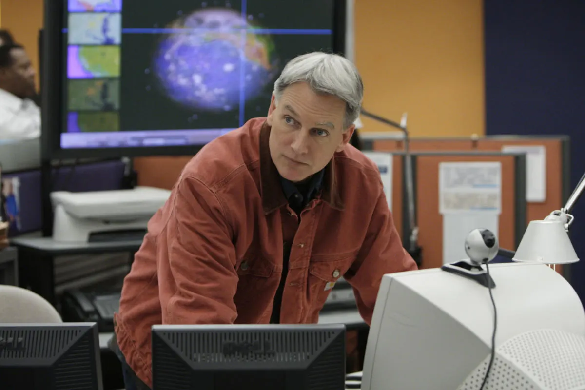 "Stakeout"--When a high-tech naval radar goes missing, Gibbs (Mark Harmon) and the NCIS team stake out a warehouse to catch a suspected thief -- but witnesses a murder instead.
