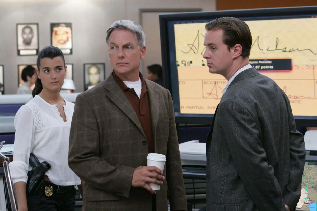 "Family"-- Gibbs (Mark Harmon, center) and the NCIS team's (Cote de Pablo, left, and Sean Murray) investigation takes a dramatic turn when the random murder of a Petty Officer turns into a search for a missing infant when Ducky (David McCallum) makes a startling discover in autopsy.