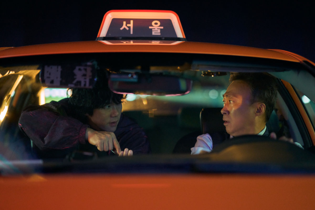 L-R Yoo Yeon-seok as Geum Hyuk-soo and Lee Sung-min as Oh Taekin A Bloody Lucky Day episode 1, season 1 streaming on Paramount+ 2024. Photo Credit: Kim Jinyoung/Park Jonghee/Paramount+
