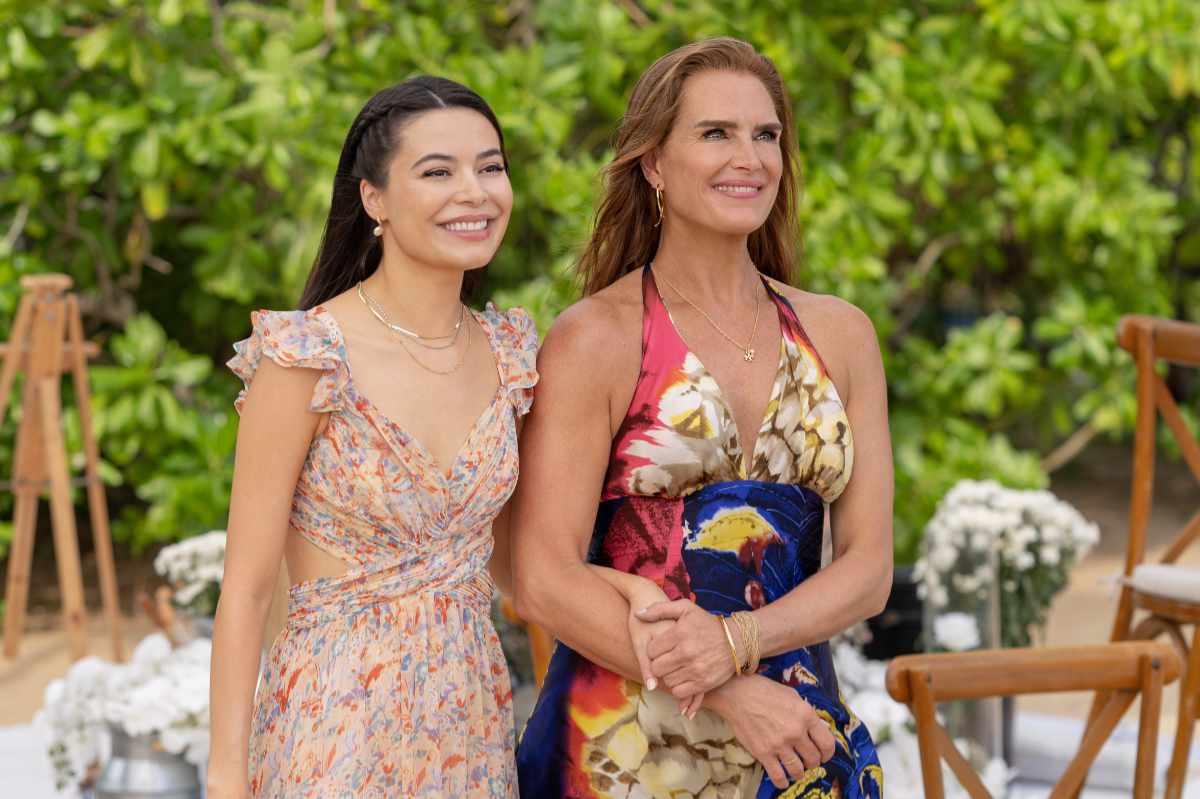 Miranda Cosgrove as Emma and Brooke Shields as Lana in Mother of the Bride.