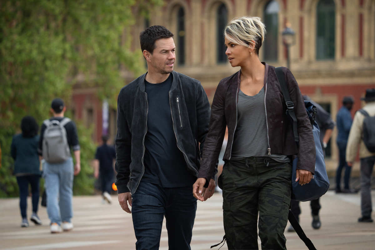 Mark Wahlberg as Mike (Producer) and Halle Berry as Roxanne in The Union.