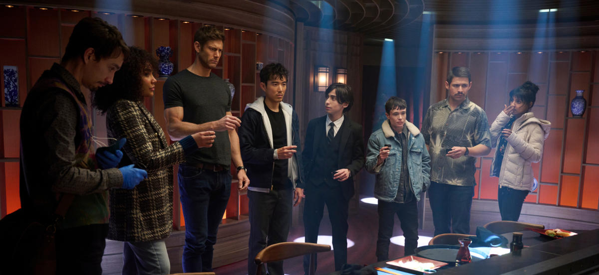 Robert Sheehan as Klaus Hargreeves, Emmy Raver-Lampman as Allison Hargreeves, Tom Hopper as Luther Hargreeves, Justin H. Min as Ben Hargreeves, Aidan Gallagher as Number Five, Elliot Page as Viktor Hargreeves, David Castañeda as Diego Hargreeves, Ritu Arya as Lila Pitts in episode 401 of The Umbrella Academy.