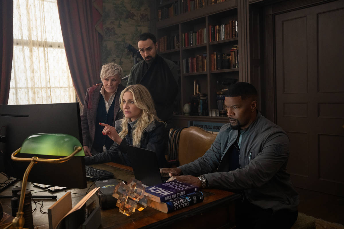 Glenn Close, Jamie Demetriou, Cameron Diaz, and Jamie Foxx in Back In Action