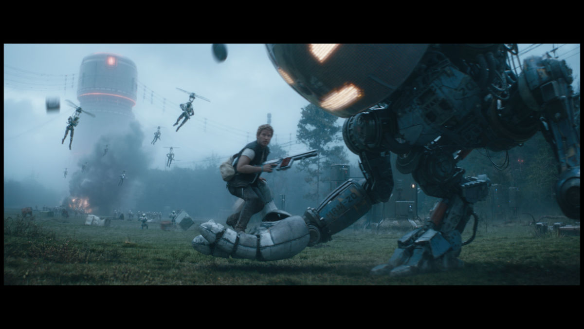 Keats (Chris Pratt) with Herman (voiced by Anthony Mackie) in The Electric State.