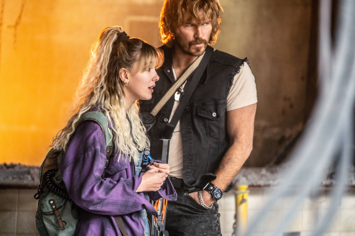 Michelle (Millie Bobby Brown) and Keats (Chris Pratt) in The Electric State. 