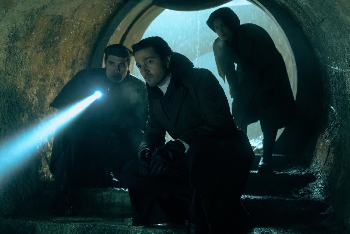 Dilan (Théo Costa Marini), Andor (Diego Luna) and Enza Rylanz (Alaïs Lawson)