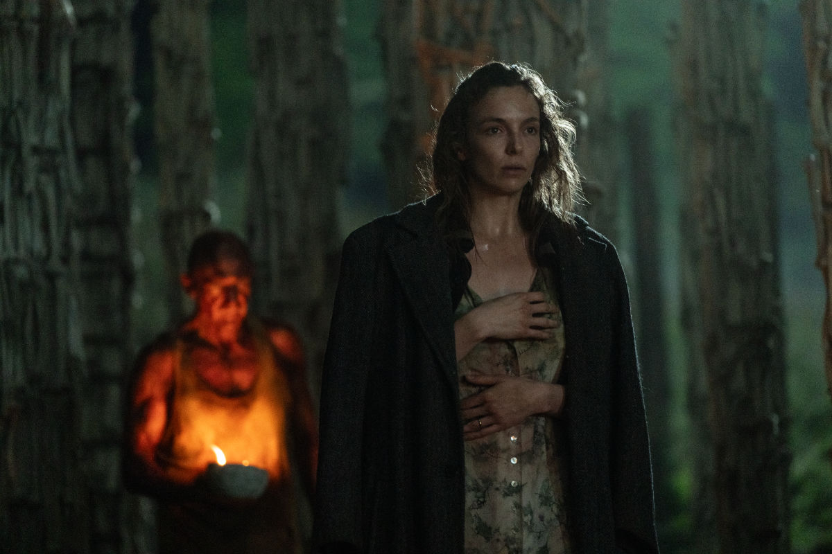 Dr. Kelson (Ralph Fiennes) and Isla (Jodie Comer)
