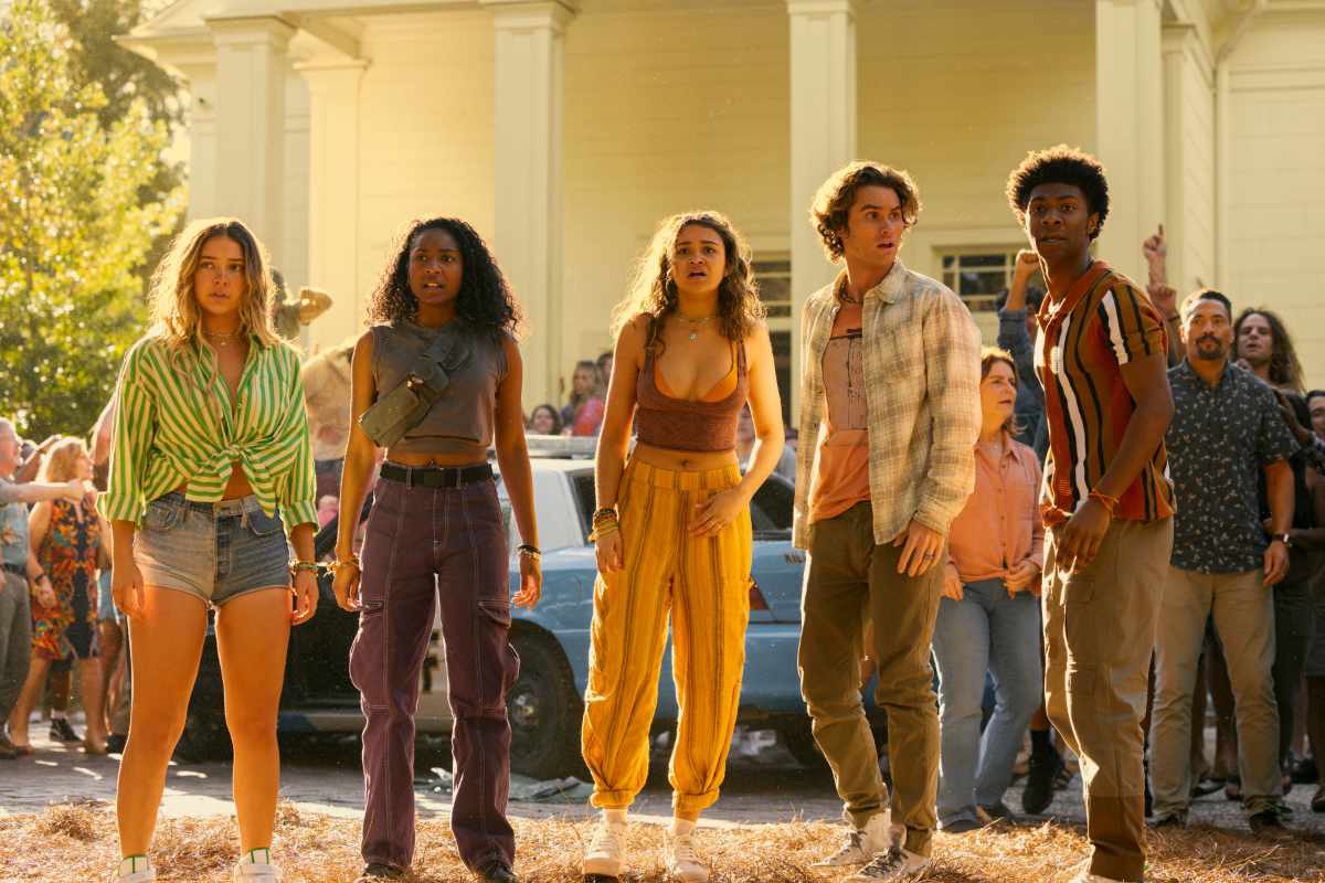 Madelyn Cline as Sarah Cameron, Carlacia Grant as Cleo, Madison Bailey as Kiara, Chase Stokes as John B, Jonathan Daviss as Pope