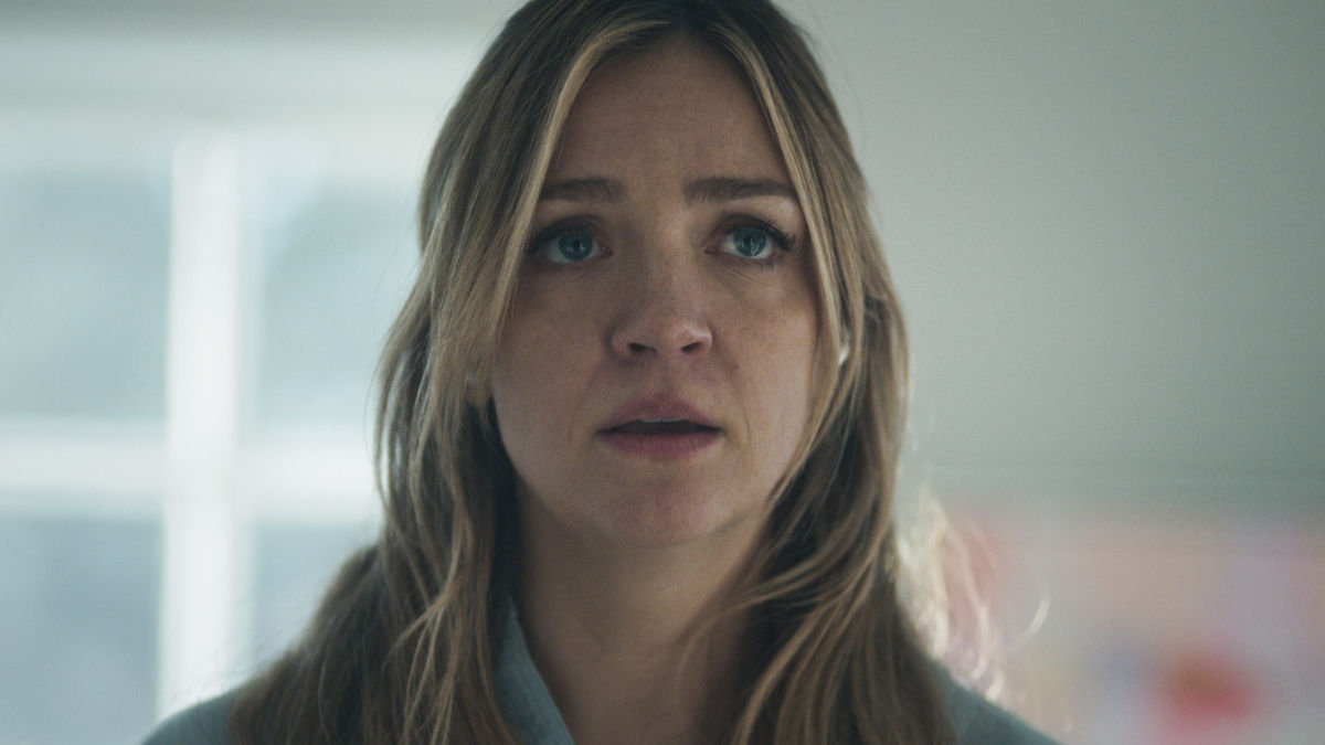 Abby Elliott as Natalie “Sugar” Berzatto.