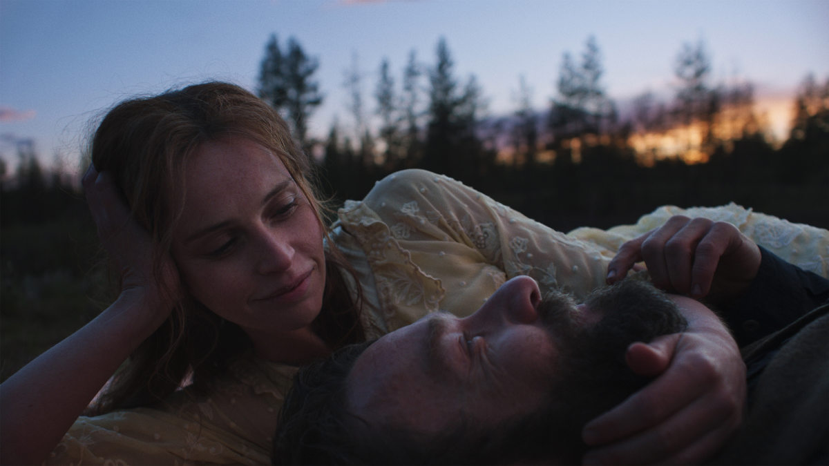 Gladys Oakley (Felicity Jones) and Robert Grainier (Joel Edgerton)