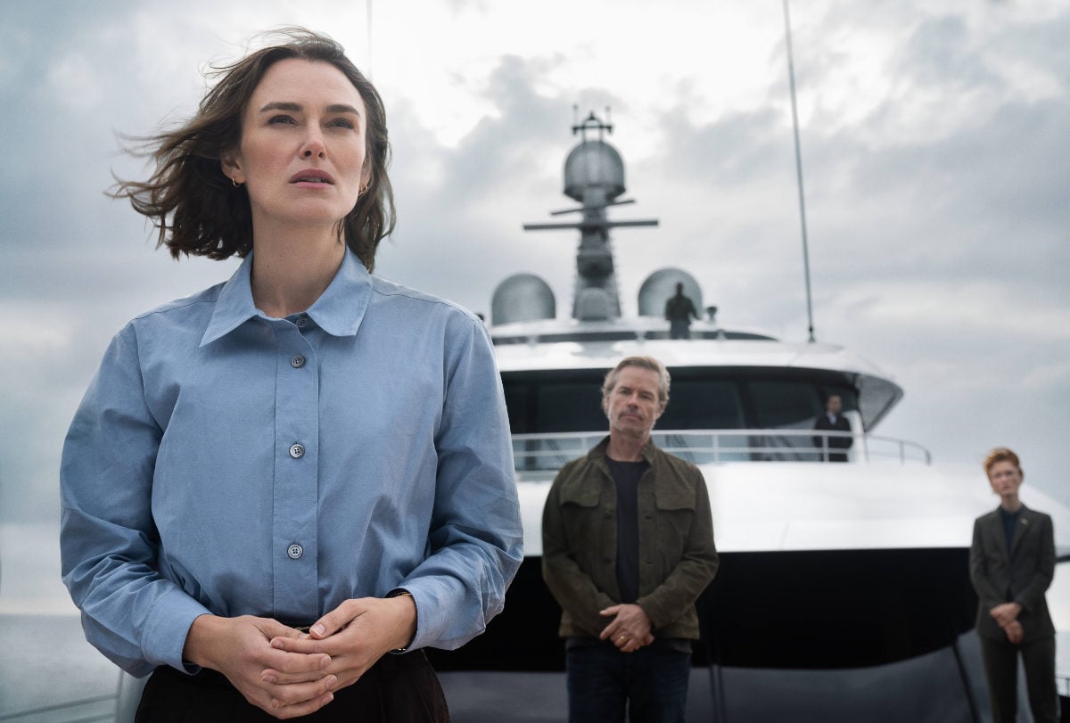 Keira Knightley as Lo and Guy Pearce as Bullmer