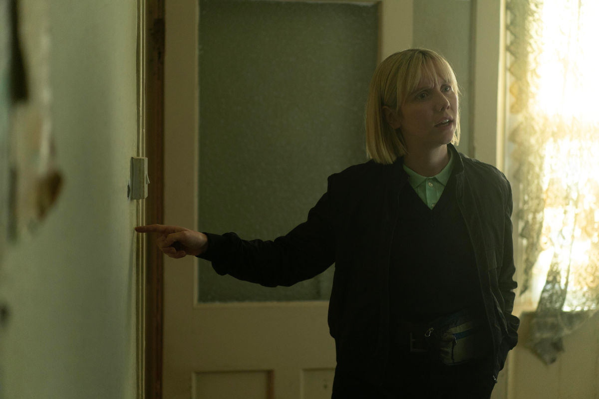 LAUREN LYLE as Karen Pirie