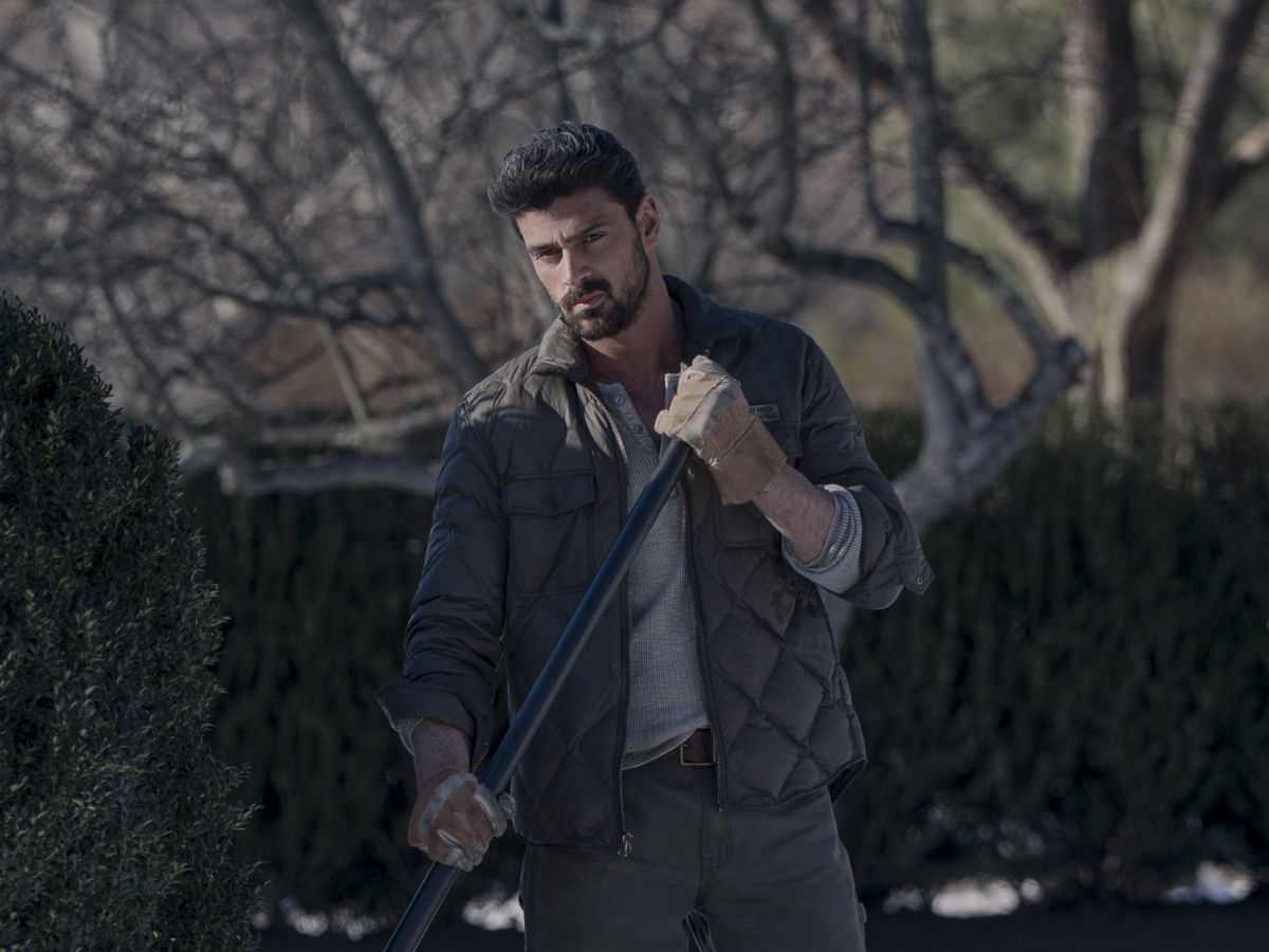 Michele Morrone as Enzo