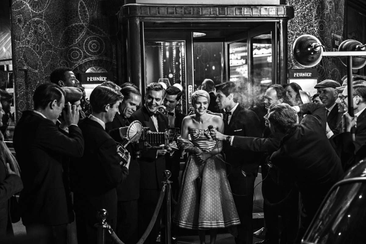 Zoey Deutch as Jean Seberg