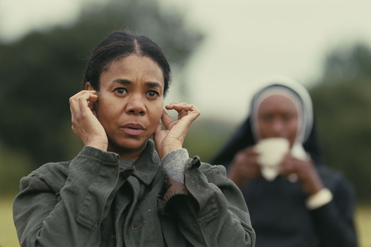REGINA HALL as Deandra