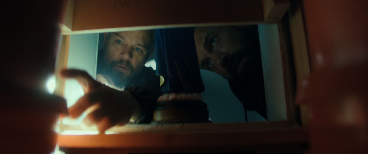 Ben Affleck as Detective Sergeant J.D. Byrne and Matt Damon as Lieutenant Dane Dumars