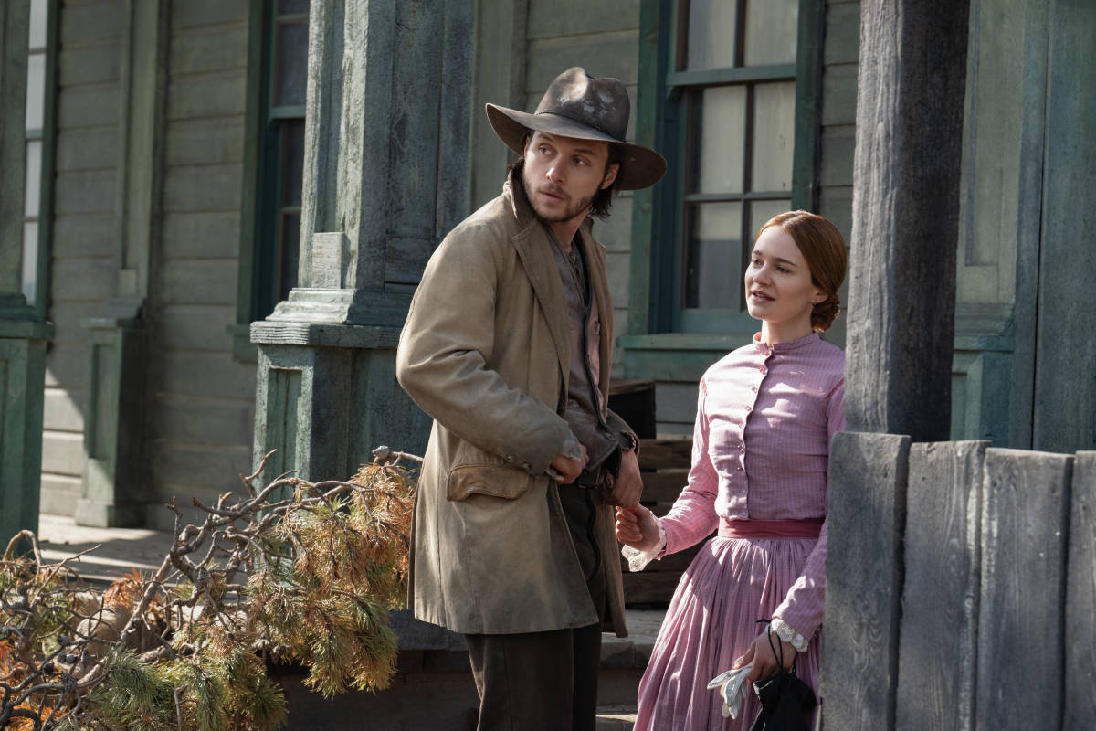 Nick Robinson as Elias Teller and Aisling Franciosi as Trisha Van Ness in The Abandons