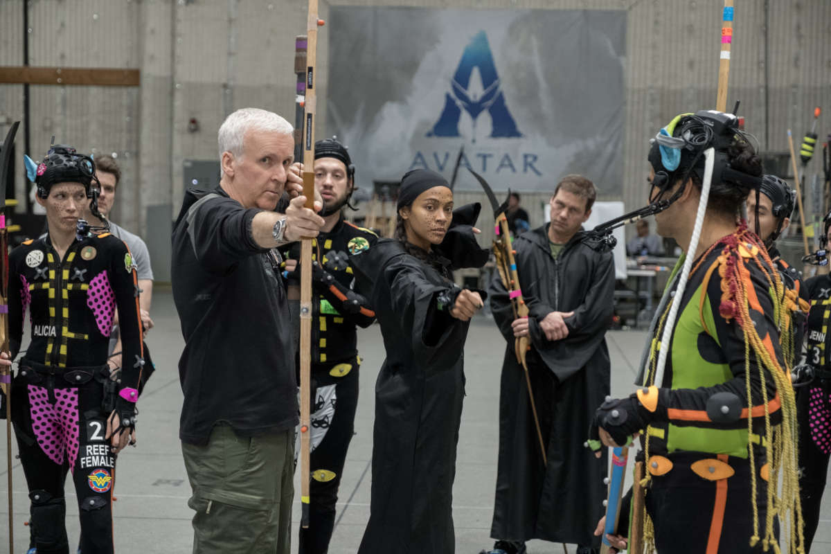 (L-R) Director James Cameron and Zoe Saldana on the set.