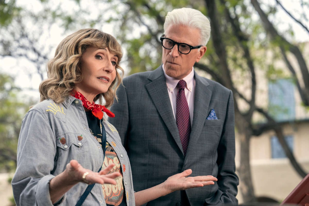 Mary Steenburgen as Mona and Ted Danson as Charles in A Man on the Inside Season 2