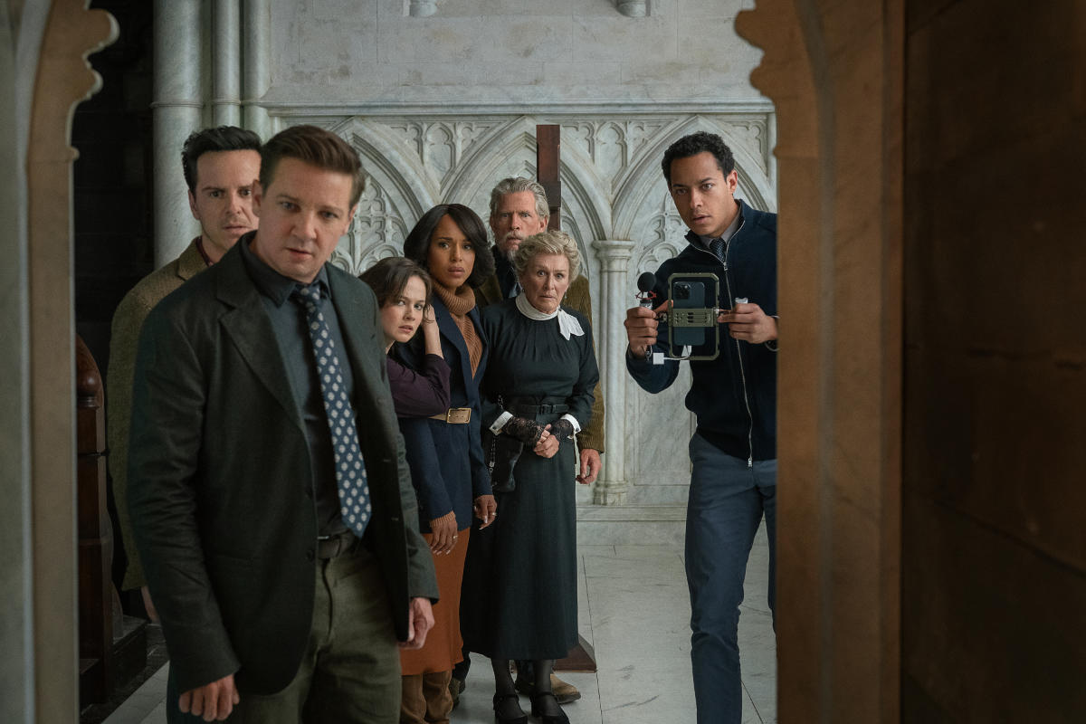 Andrew Scott, Jeremy Renner, Cailee Spaeny, Kerry Washington, Thomas Haden Church, Glenn Close and Daryl McCormack in Wake Up Dead Man: A Knives Out Mystery