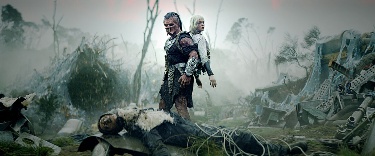 Dek (Dimitrius Schuster-Koloamatangi) and Thia (Elle Fanning)