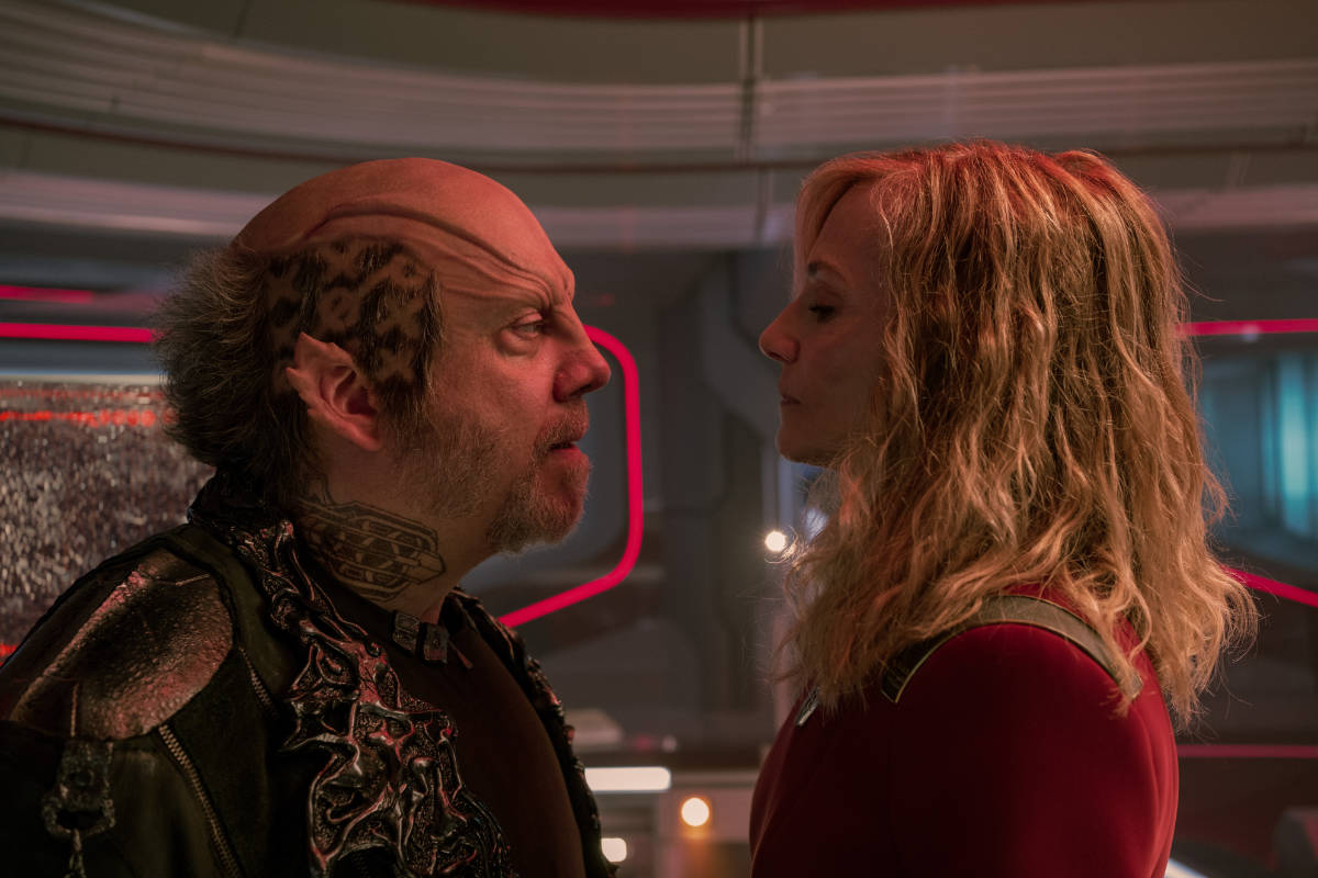 Paul Giamatti as Nus Braka  and  Holly Hunter as Chancellor Nahla Ake in Star Trek: Starfleet Academy