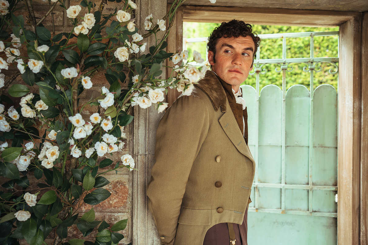 Mr Hayward (Dónal Finn) 