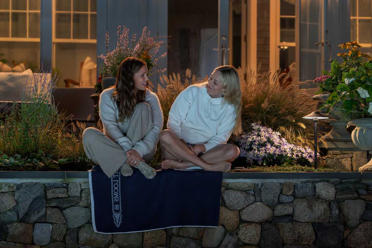 Jennifer Garner as Hollis Shaw and Chloë Sevigny as Tatum McKenzie