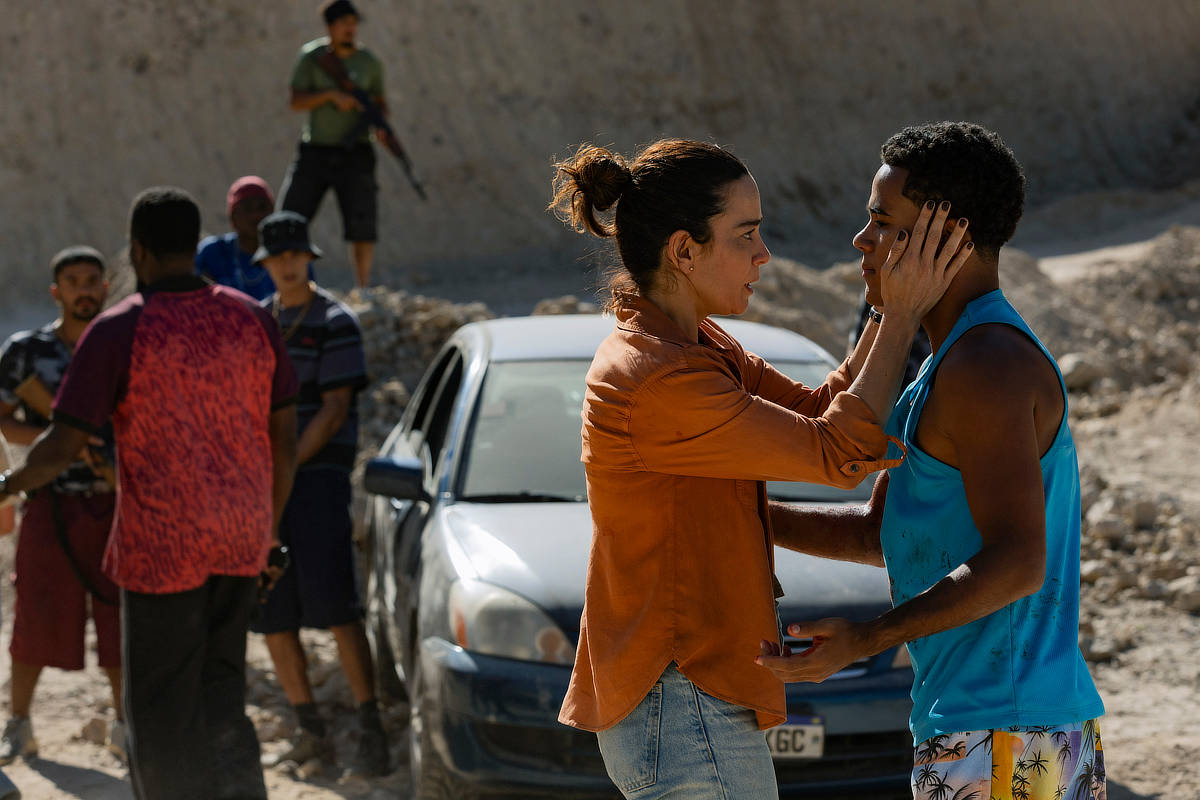 Alice Braga as Valeria Melo and Jefferson Batista as Livro