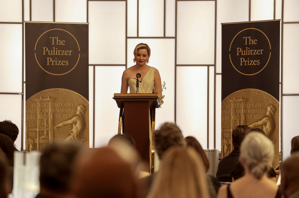 Elizabeth Banks as Lindy