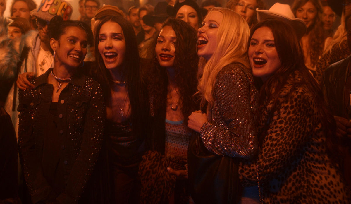 Sophia Ali, Zión Moreno, Helena Howard, Chloe Cherry, and Bella Thorne