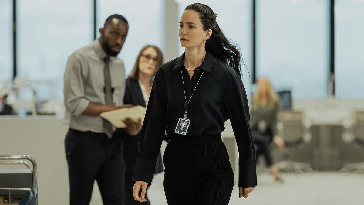 Katherine Waterston as Naomi in The Agency Season 2