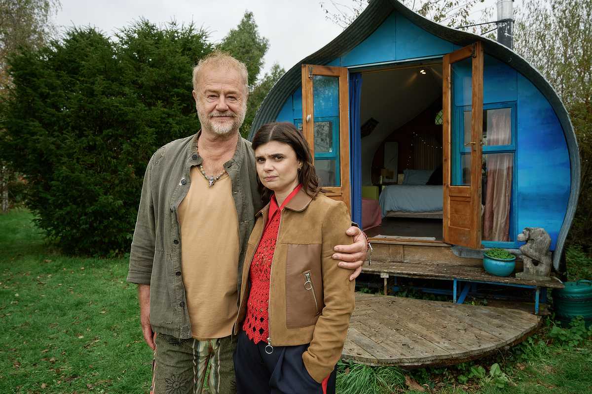 Owen Teale (Michael Mallowan) and Gwyneth Keyworth (Janie Mallowan) - Death Valley Season 2