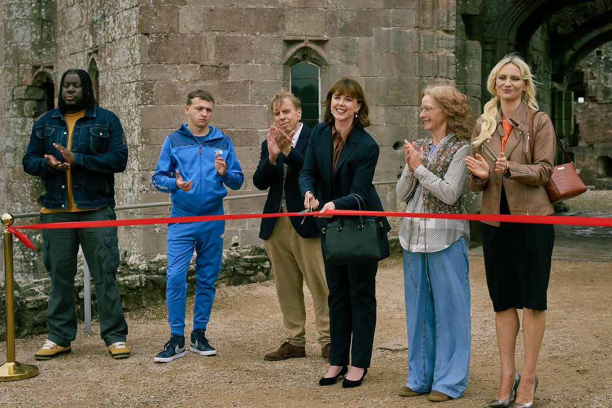 Hammed Animashaun (Warren), Jacob Ethan Tanner (Liam), Timothy Spall (John Chapel), Alexandra Roach (Angela), Jane Horrocks (Polly), Hannah Daniel (Sally)