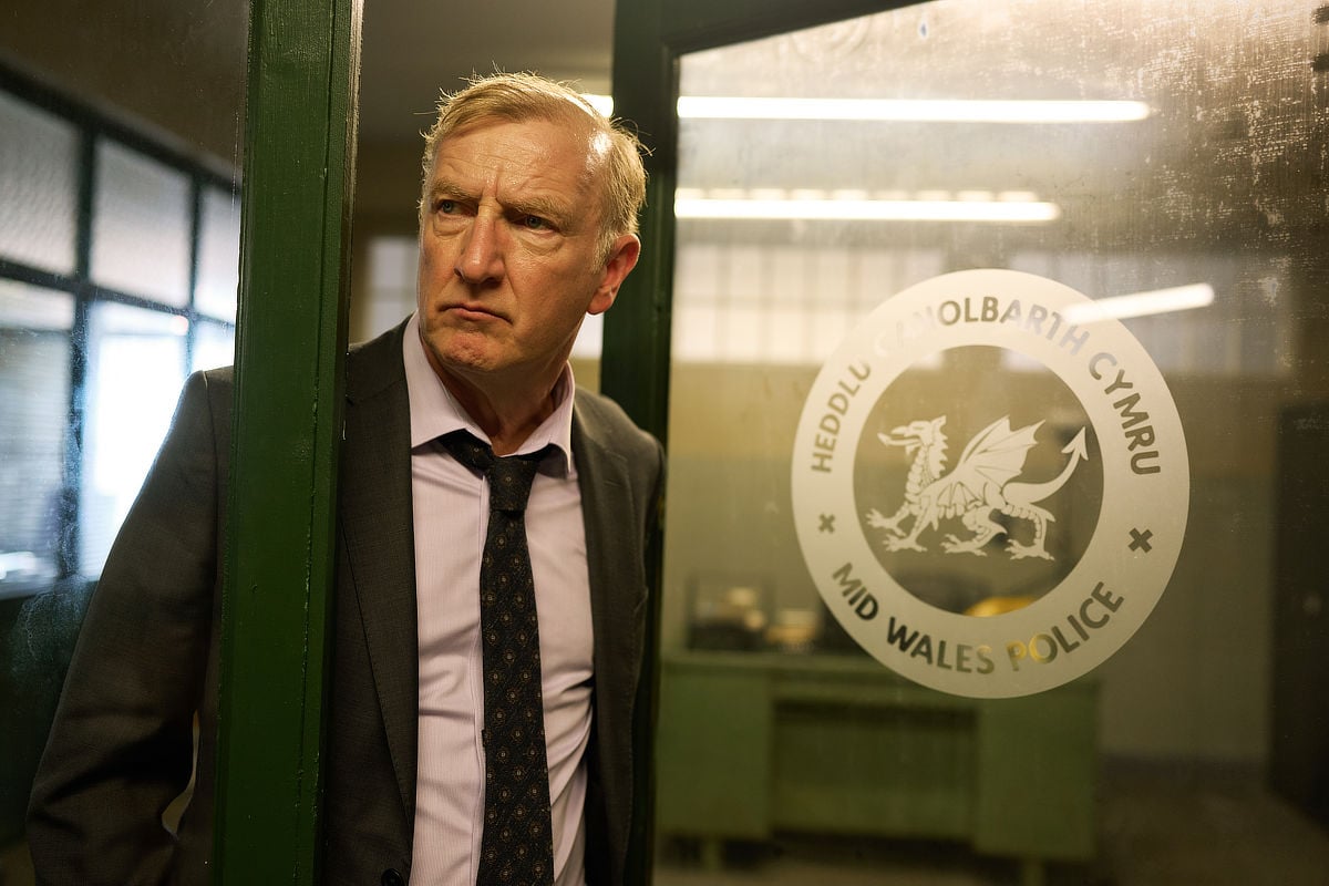 Steffan Rhodri (DCI Barry Clarke)