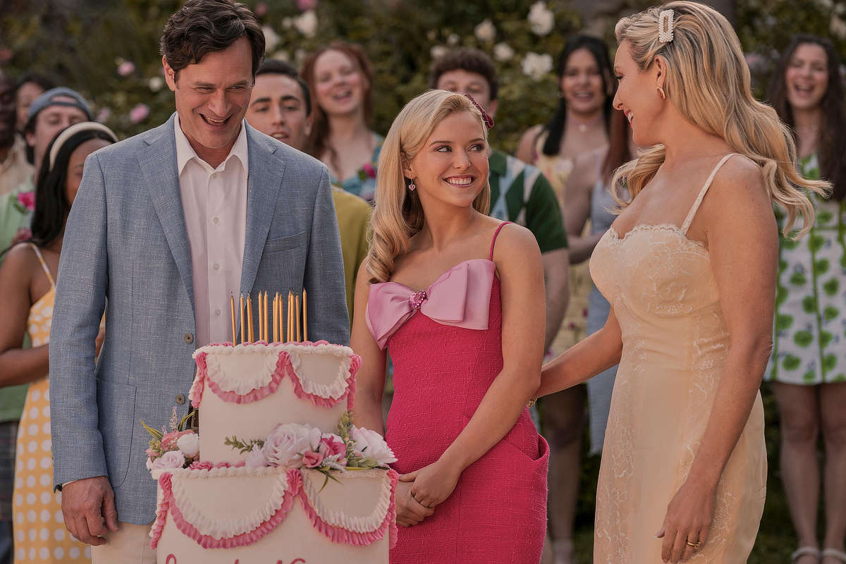 Tom Everett Scott, Lexi Minetree, and June Diane Raphael in Elle
