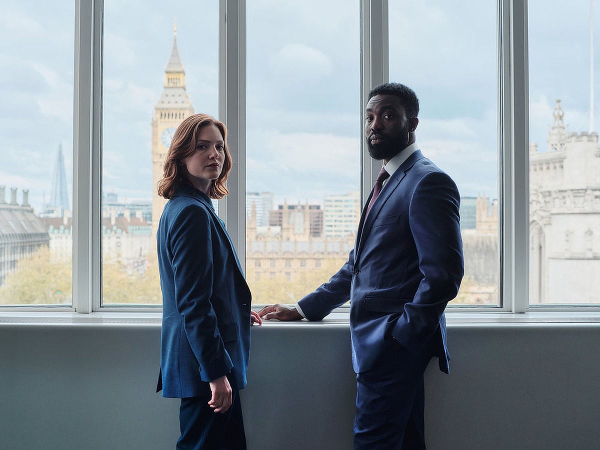Holliday Grainer as Rachel Carey and Paapa Essiedu as Issac Turner in The Capture