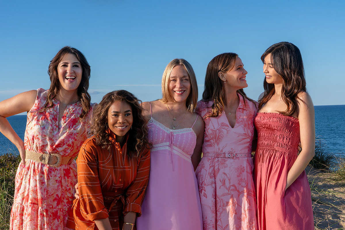 D’Arcy Carden as Brooke, Regina Hall as Dru-Ann, Chloë Sevigny as Tatum, Jennifer Garner as Hollis, and Gemma Chan as Gigi in The Five Star Weekend