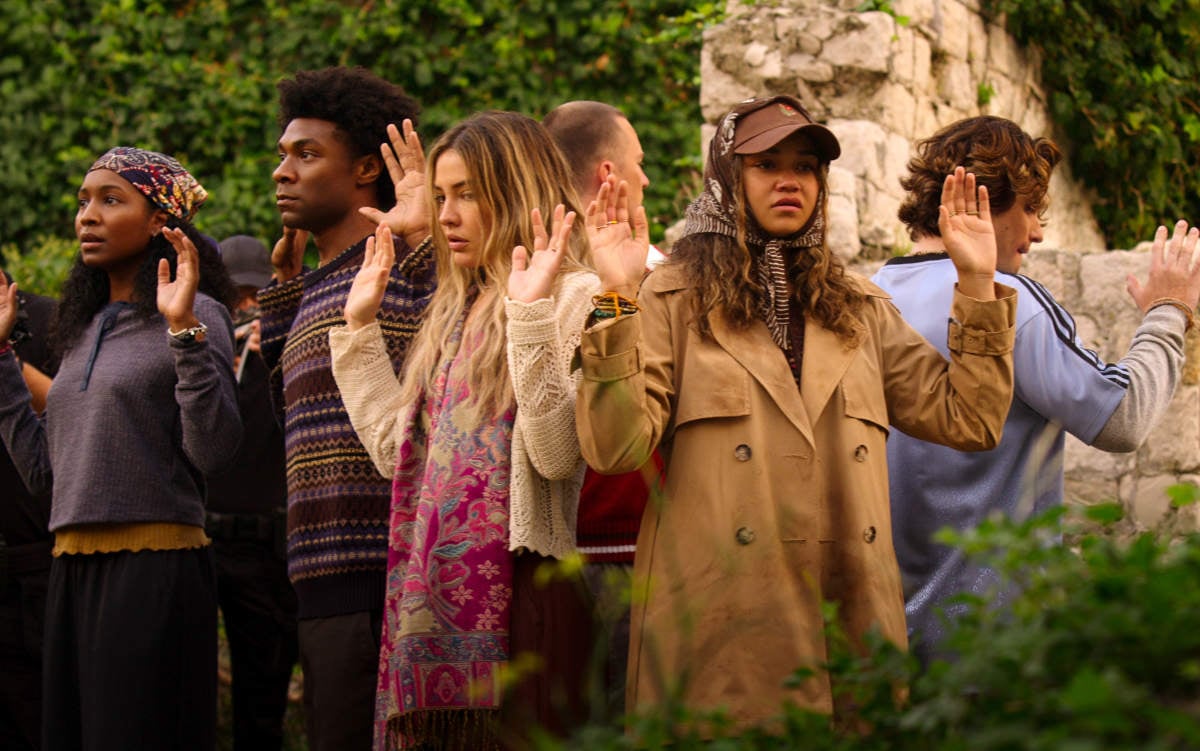 Carlacia Grant as Cleo, Jonathan Daviss as Pope, Madelyn Cline as Sarah Cameron, Drew Starkey as Rafe, Madison Bailey as Kiara, Chase Stokes as John B