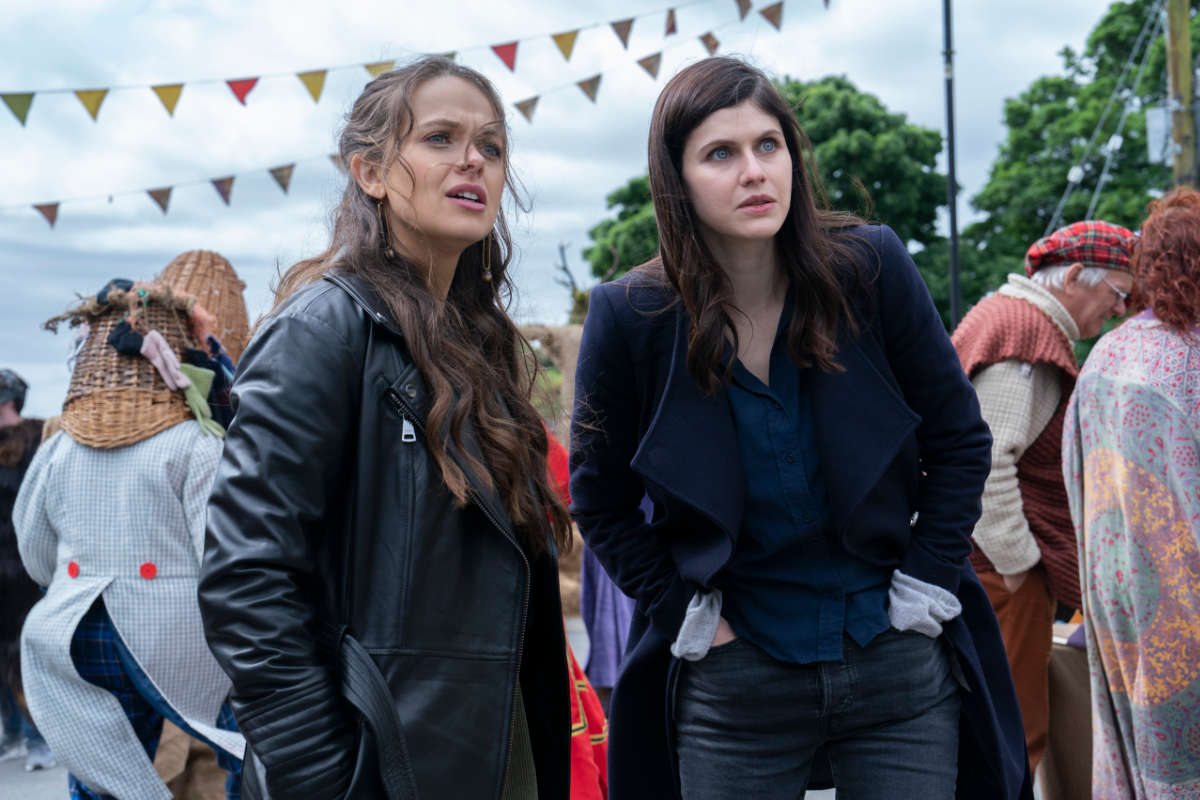 Alexandra Daddario as Dr. Rowan Fielding, Alyssa Jirrels as Moira Mayfair