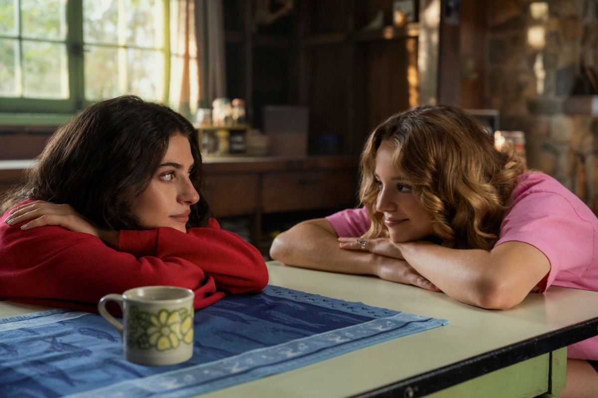 Annie Jacobson (Ella Rubin) and Oona (Bo Bragason)