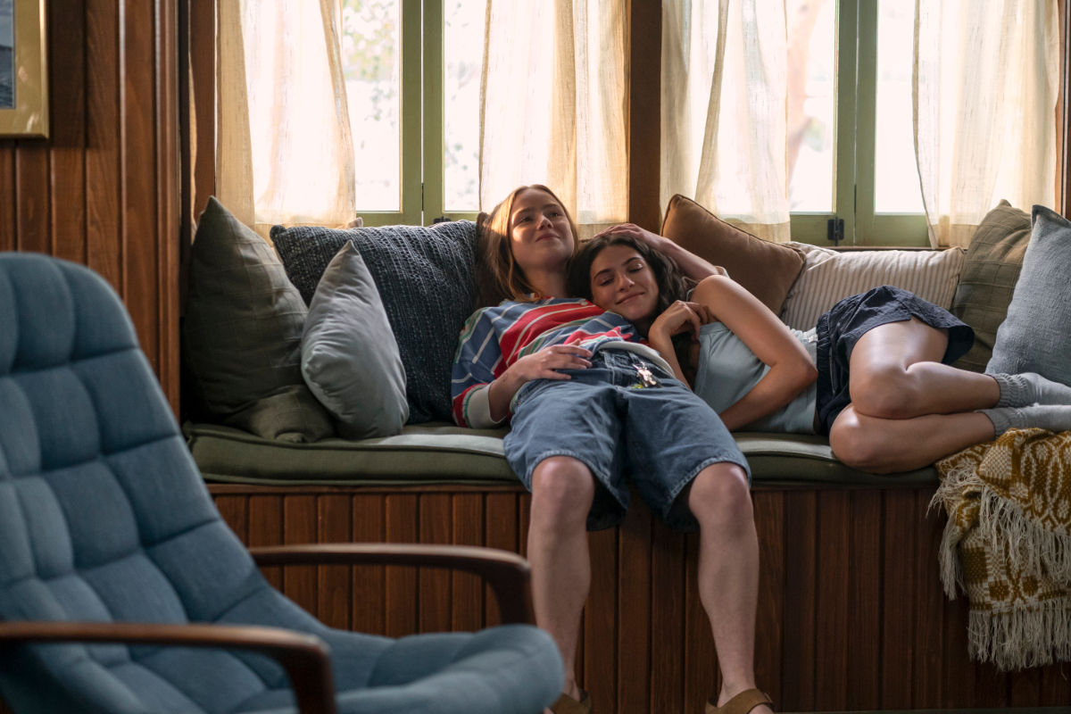 Oona (Bo Bragason) and Annie Jacobson (Ella Rubin)