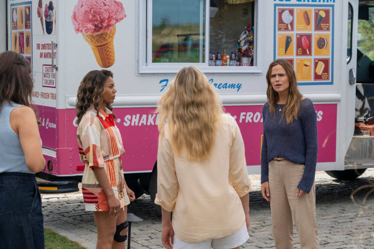 Regina Hall as Dru-Ann, Jennifer Garner as Hollis