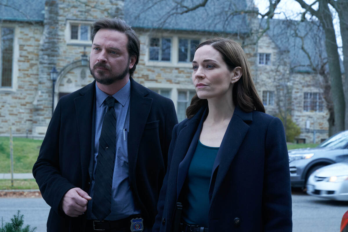 Aden Young as Detective Sergeant Henry Graff and Kathleen Munroe as Detective Sergeant Frankie Bateman in Law & Order Toronto: Criminal Intent