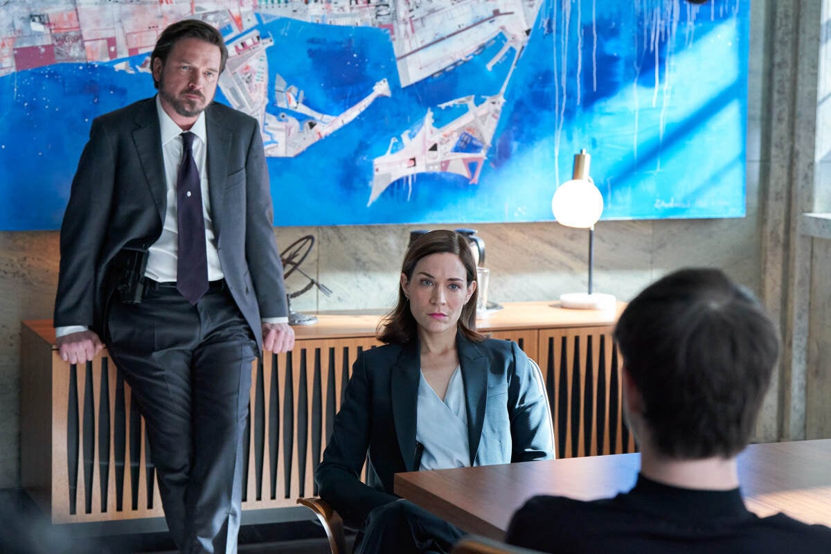 Aden Young as Detective Sergeant Henry Graff and Kathleen Munroe as Detective Sergeant Frankie Bateman in Law & Order Toronto: Criminal Intent
