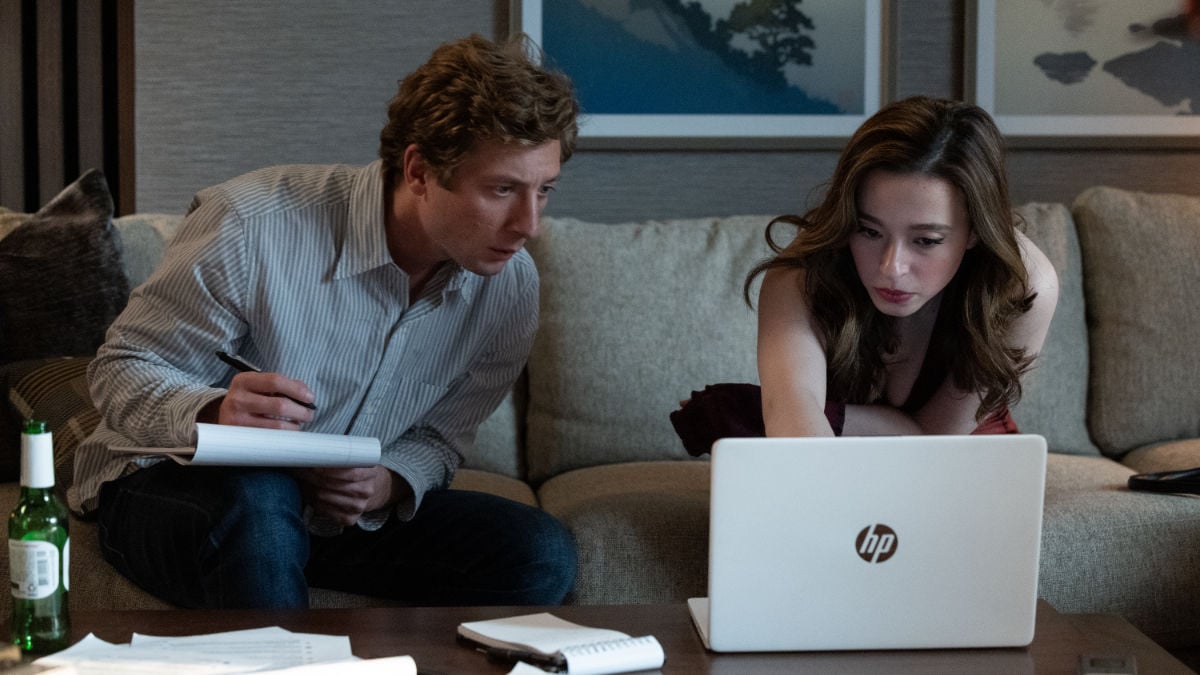 Jeff Horwitz (Jeremy Allen White) and Frances Haugen (Mikey Madison)