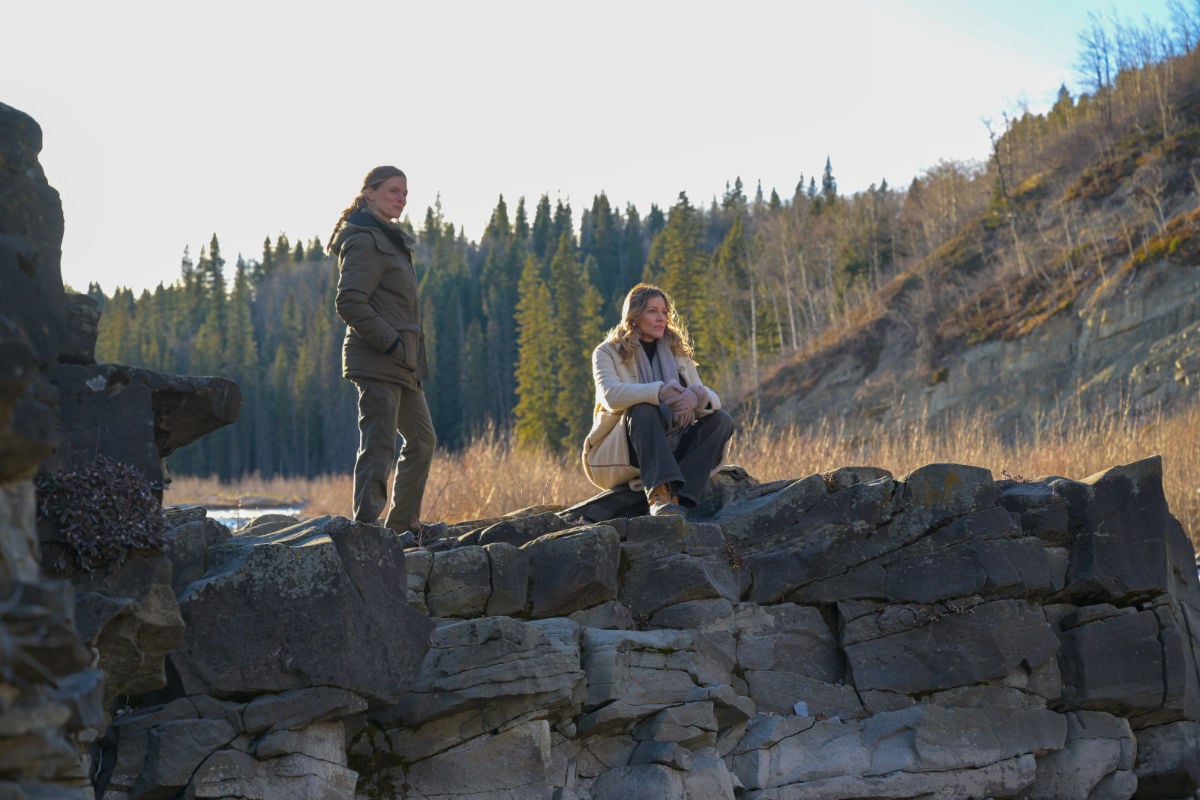 Tracy Spiridakos as Anna Pigeon and Tricia Helfer as Molly Pigeon in Anna Pigeon