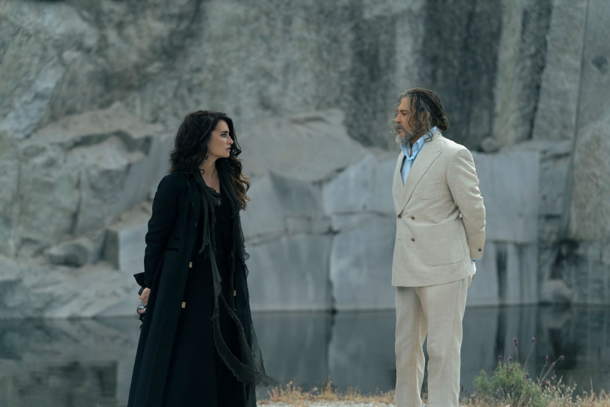 Johnny Depp as Kelly and Penélope Cruz as Cara Lazaro