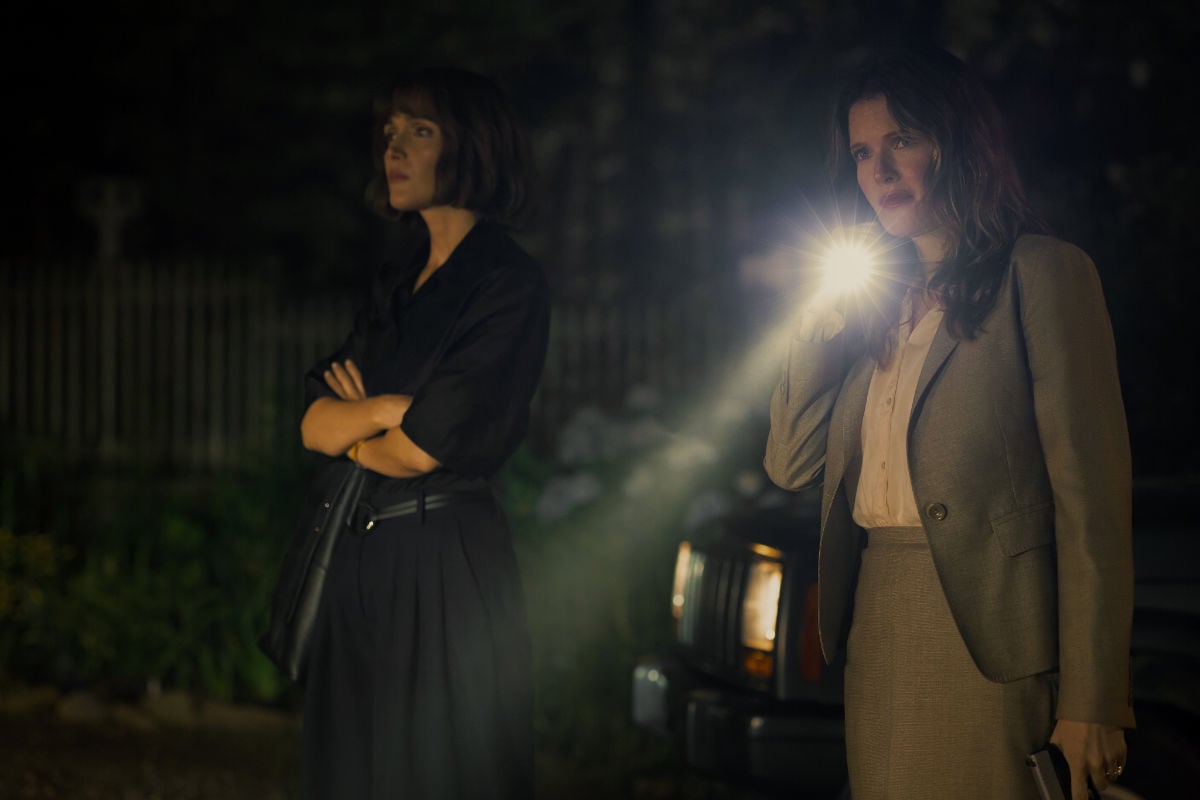 Charlotte (Meghann Fahy) and Samantha (Rose Byrne) Quinn